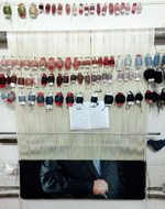 ادامه بافت تابلو فرش اقای کت مشکی ، دستباف چله ابریشم گل ابریشم تبریز