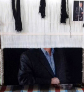 تابلو فرش سفارشی از عکس شخص هموطن ایرانی در حال بافت