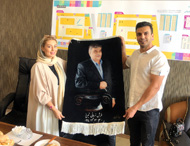 سرکار خانم سحر قریشی بازیگر سینما و تلویزیون در حال دریافت تابلو فرش دستباف نریمانی تبریز