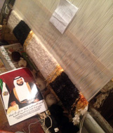 عکس و تصویر خلیفه بن زاید آل نهیان در حال بافت در فرش خورشید تبریز