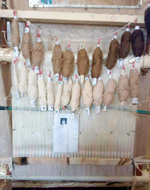 عکس تابلو فرش تبریز روی دار قالی در حال بافت از عکس سیاه و سفید قدیمی بصورت چله ابریشم