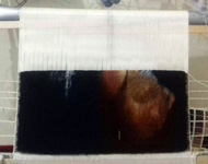 عکس تابلو فرش دختر سه تار زن ایرانی بافت در نریمانی خورشید تبریز در حال بافت