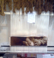 تابلو فرش سفارشی دستباف در حال بافت روی دار قالی از عکس مادر و کودک