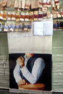 تابلو فرش پسر جوان روی دار قالی در حال بافت در فرش خورشید تبریز