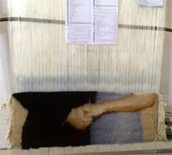 تابلو فرش نامزدی در حال بافت در فرش خورشید تبریز روی دار قالی